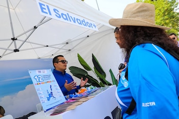 De forma paralela, el Consulado General de El Salvador en Milán desarrolló el primer día del Programa de Servicios El Salvador+. (Foto cortesía
Asociación Cultural de Salvadoreños en Milán)