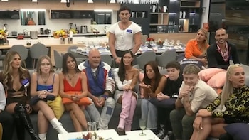 Los participantes de la edición 2022 de Gran Hermano sentados en el sillón de la casa