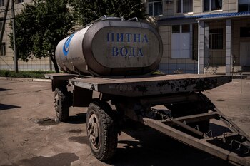 Un tanque de agua dice "Agua potable", mientras continúa el ataque de Rusia contra Ucrania. REUTERS/Alkis Konstantinidis