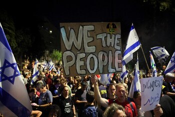 Personas protestaron frente a la residencia del primer ministro israelí, Benjamin Netanyahu, en Jerusalén este 27 de junio de 2024 (REUTERS/Ronen Zvulun)