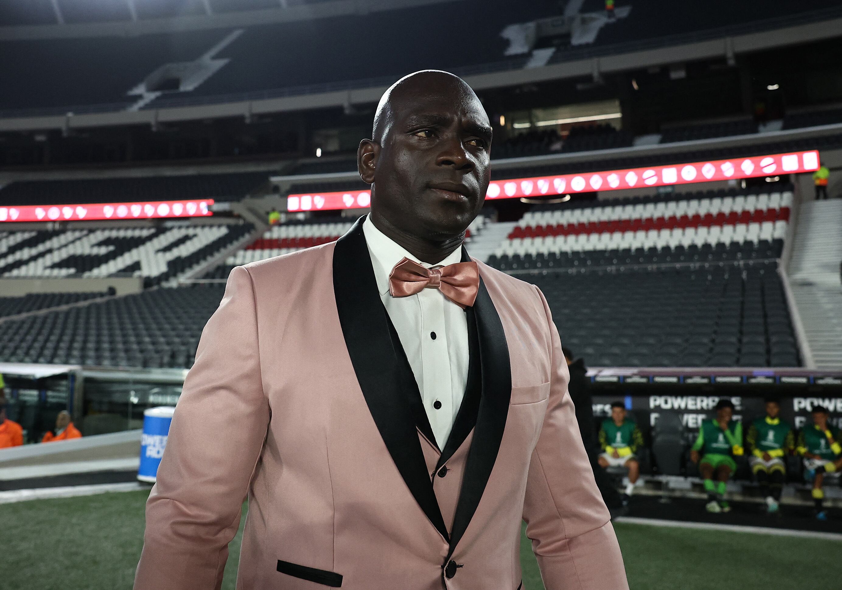 En el cierre de la fase de grupos, apareció con un traje rosa entallado y moño crema, su aparición más osada antes de la eliminación (Reuters)