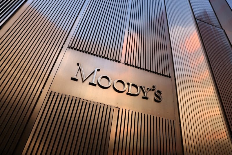 FOTO DE ARCHIVO. El logo de Moody's Corporation afuera de su sede en Manhattan, Nueva York, EEUU, el 12 de noviembre de 2021. REUTERS/Andrew Kelly