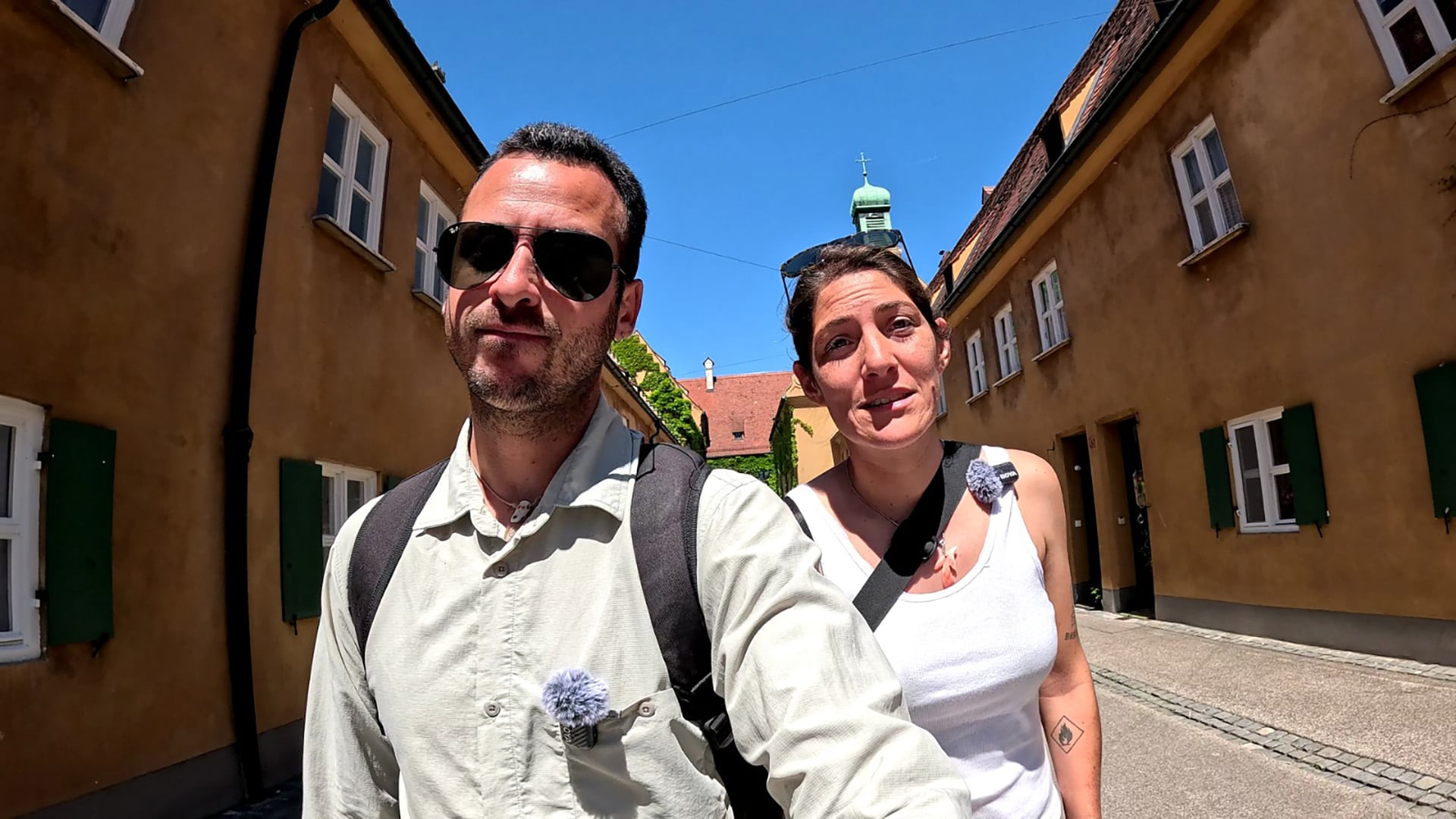 Iara y Guillermo caminan por las calles internas del complejo habitacional alemán