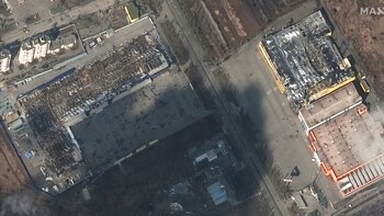 Tiendas de comestibles y centros comerciales destruidos (©2022 Maxar Technologies/REUTERS)