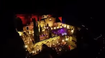 Imágenes grabadas por el Ayuntamiento de Pelayo de una boda celebrada en el monasterio