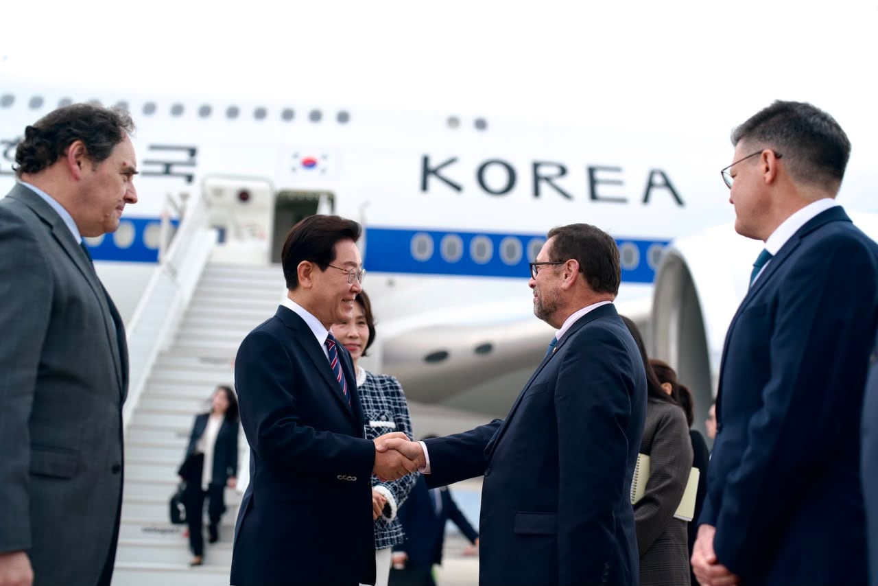 Fotografía cedida por el ministerio de Relaciones Exteriores de Chile de su ministro, Francisco Pérez Mackenna (centro-derecha), saludando al presidente de la República de Corea de Sur, Lee Jae Myung (centro-izquierda), el miércoles, en el Aeropuerto Arturo Merino Benítez, en Santiago (Chile) (EFE/ Ministerio de Relaciones Exteriores de Chile)