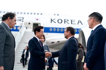 Fotografía cedida por el ministerio de Relaciones Exteriores de Chile de su ministro, Francisco Pérez Mackenna (centro-derecha), saludando al presidente de la República de Corea de Sur, Lee Jae Myung (centro-izquierda), el miércoles, en el Aeropuerto Arturo Merino Benítez, en Santiago (Chile) (EFE/ Ministerio de Relaciones Exteriores de Chile)