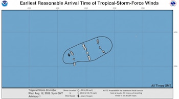 Mapa azul que muestra el pronóstico de vientos de tormenta tropical Cristobal, incluyendo coordenadas, contorno de tiempos de llegada, leyenda y logos de NOAA.