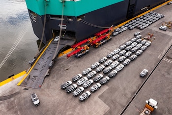 Una vista aérea muestra vehículos