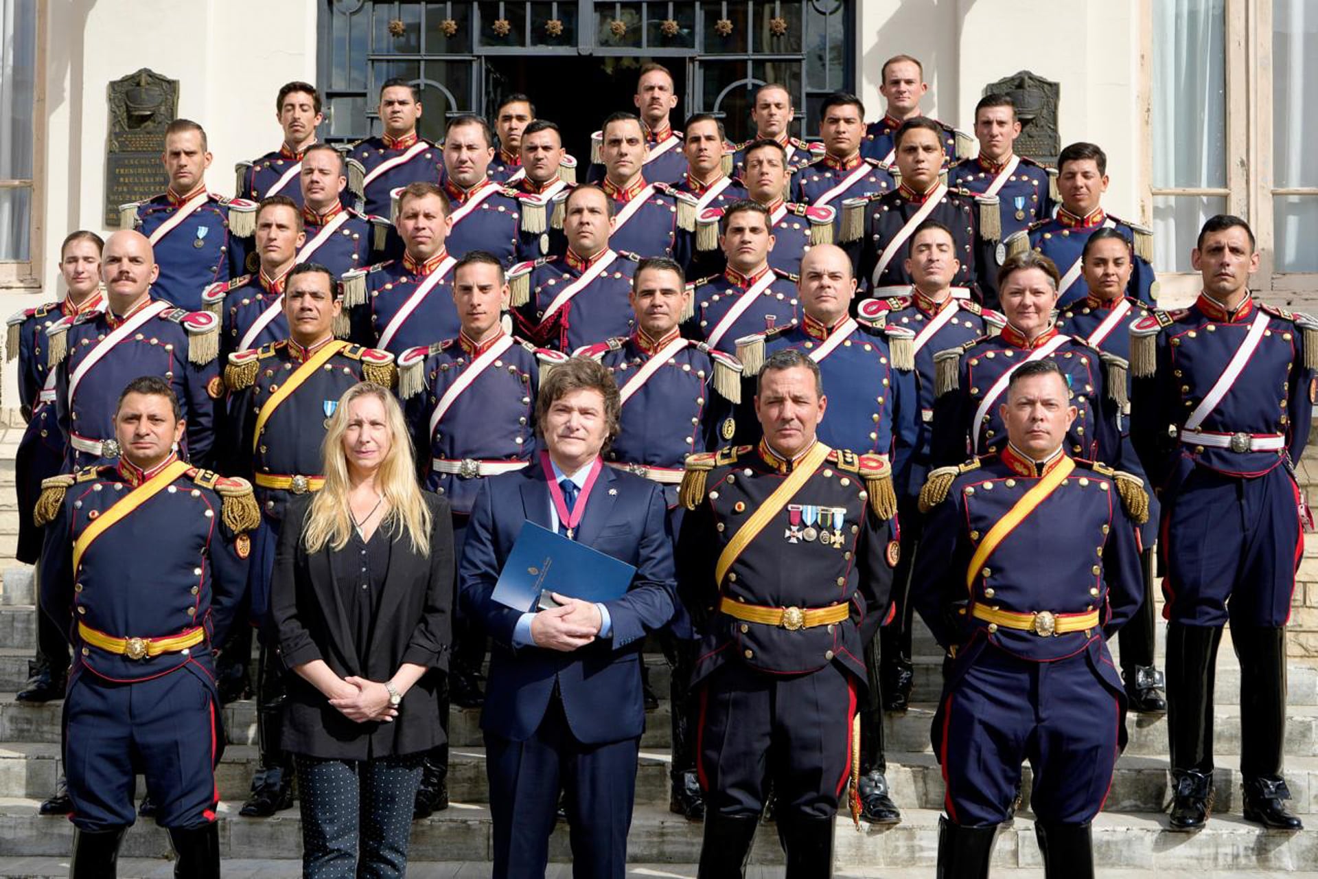 Javier Milei, su hermana Karina, y los Granaderos a Caballo