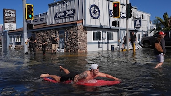 California prolonga hasta el viernes las alertas por inundaciones mientras las mareas baten récords históricos