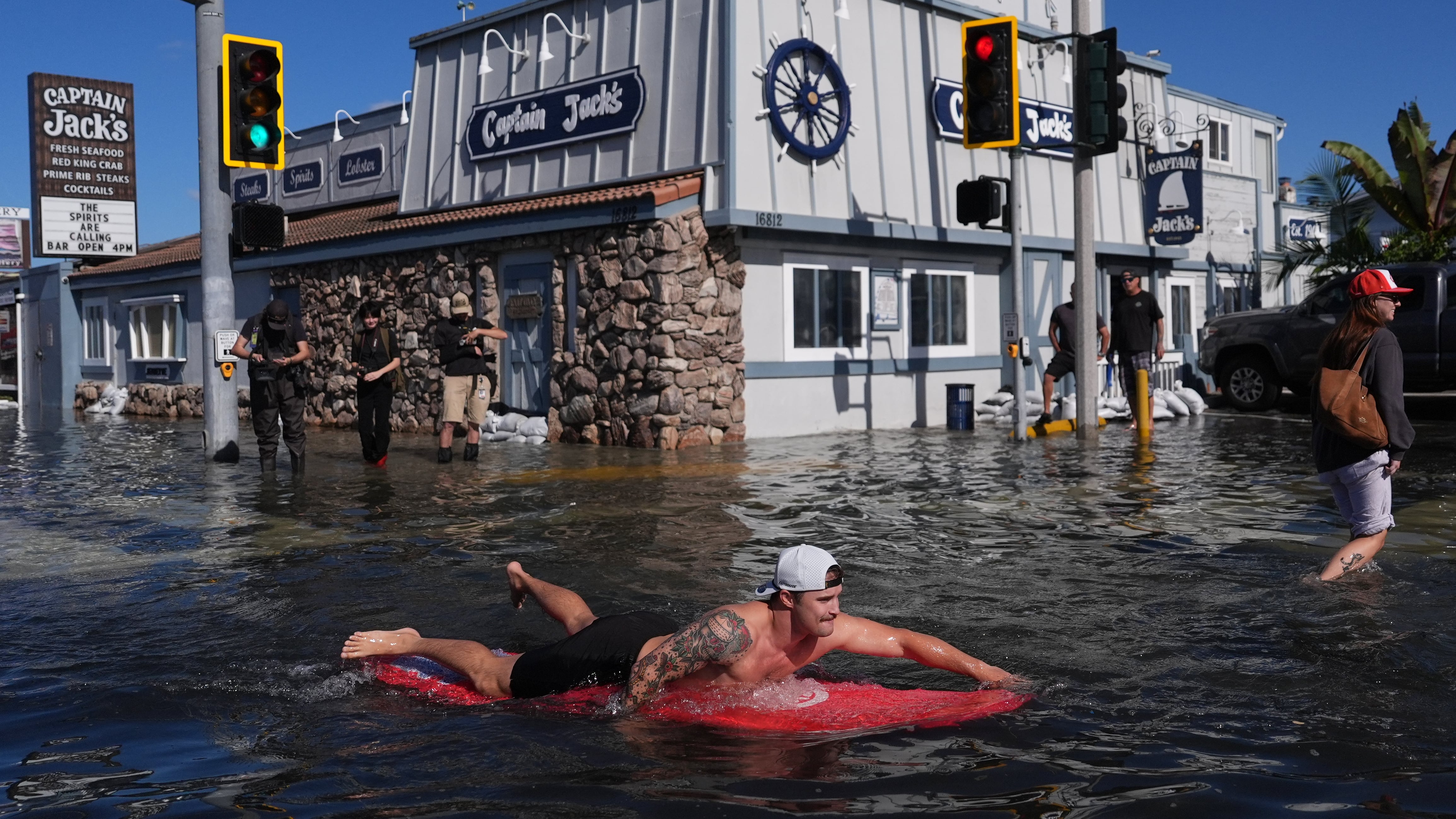 California prolonga hasta el viernes las alertas por inundaciones mientras las mareas baten récords históricos