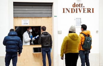La gente hace cola frente a una farmacia en Alberobello, mientras continúa la propagación del coronavirus (COVID-19), en Italia, el 3 de abril de 2020. (REUTERS/Alessandro Garofalo)