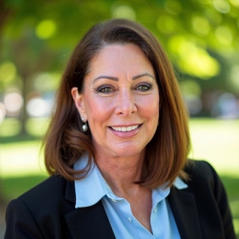 La alcaldesa de Hallandale Beach, Joy Cooper, consultó a los residentes sobre qué recortes municipales aplicar si Florida elimina el impuesto a la propiedad para viviendas unifamiliares