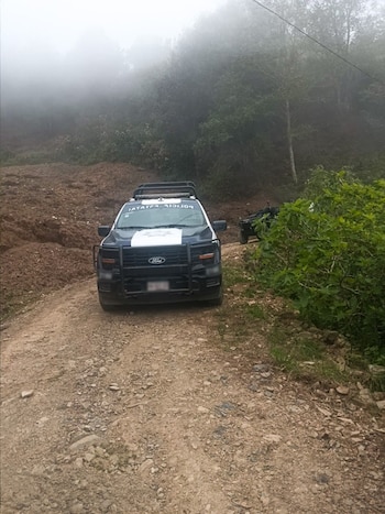 Unidad oficial en el camino donde fue localizado en sembradío. Crédito SSP Puebla