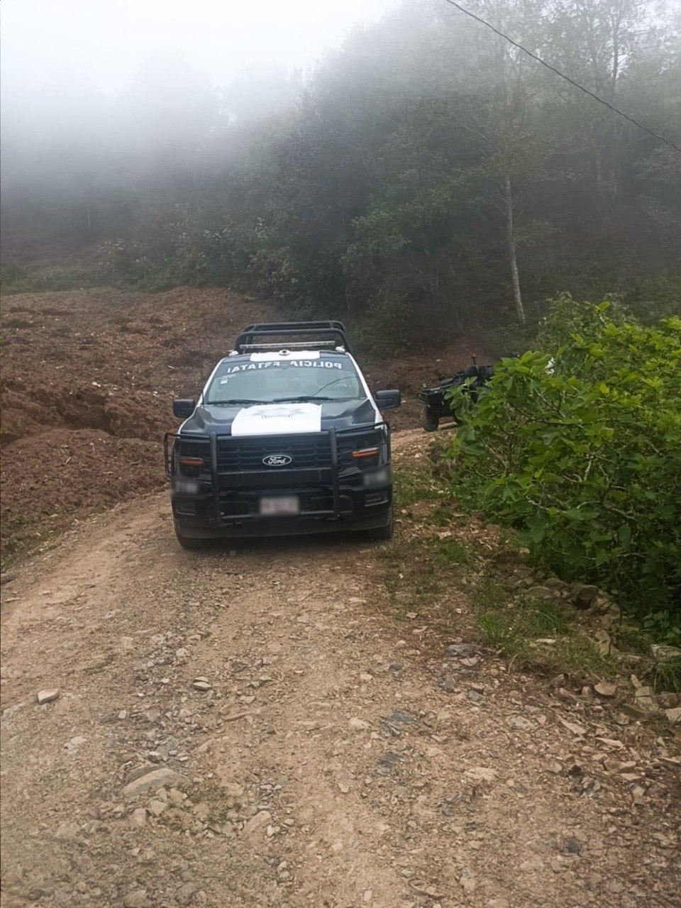 Unidad oficial en el camino donde fue localizado en sembradío. Crédito SSP Puebla