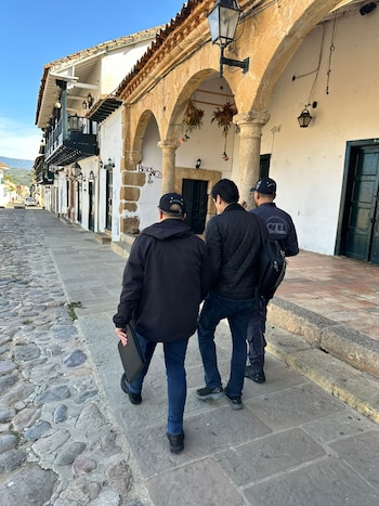 La intervención a plena luz del día provocó reacciones entre la población, mientras las autoridades reafirman que la acción tiene relación exclusiva con una investigación por indebida contratación pública - crédito Suministrada