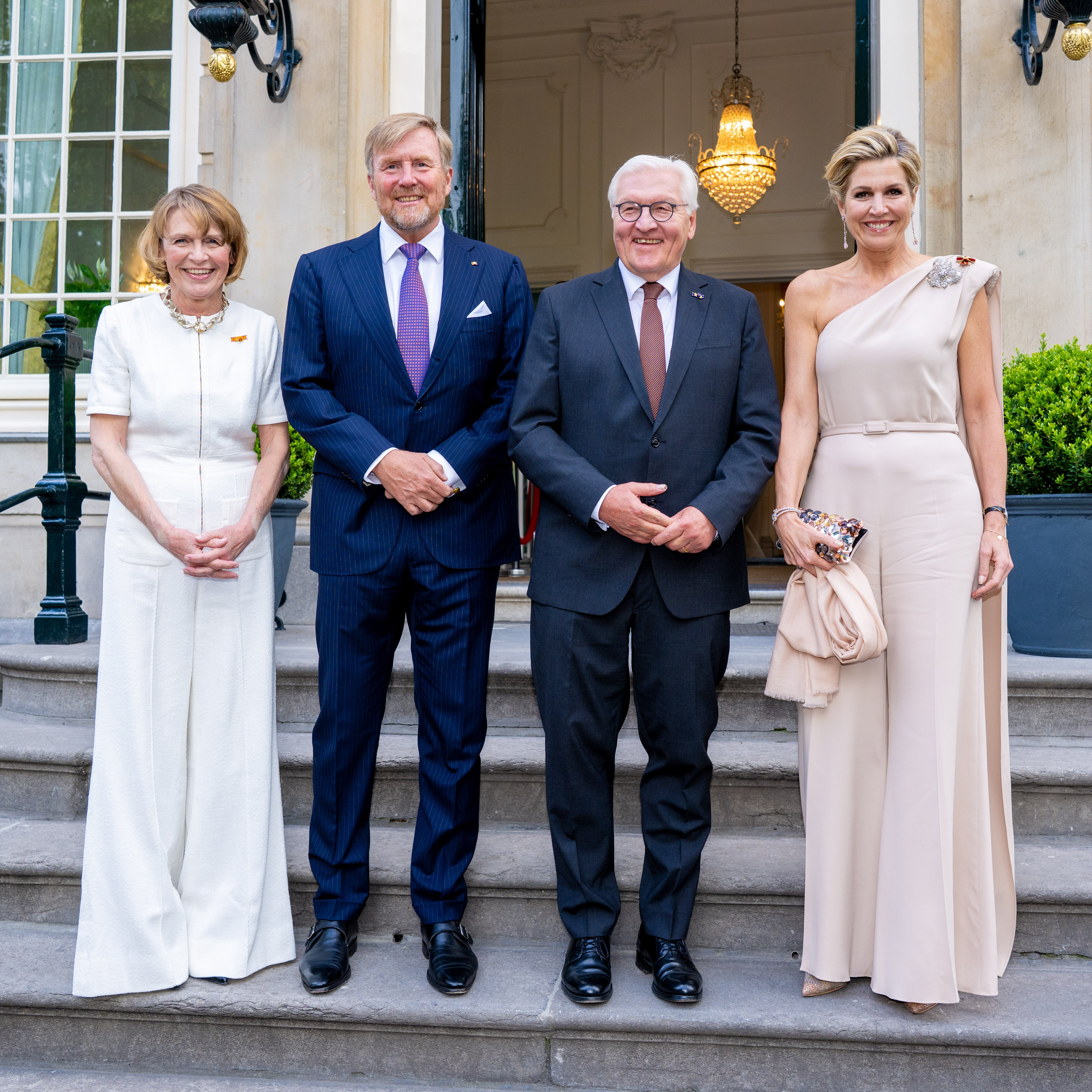 La reina Máxima de Holanda demuestra la versatilidad de su armario con cuatro looks en dos días (Grosby)