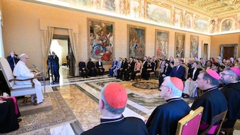 El Papa León XIV llamó a construir un progreso que “no deje nuevas ruinas a su paso” en un encuentro con empresarios y movimientos sociales del continente