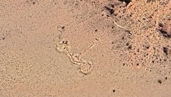La estructura se encuentra en una meseta a más de 3.500 metros sobre el nivel del mar, lejos de rutas de tránsito conocidas
