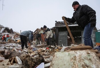 Los residentes locales retiran escombros