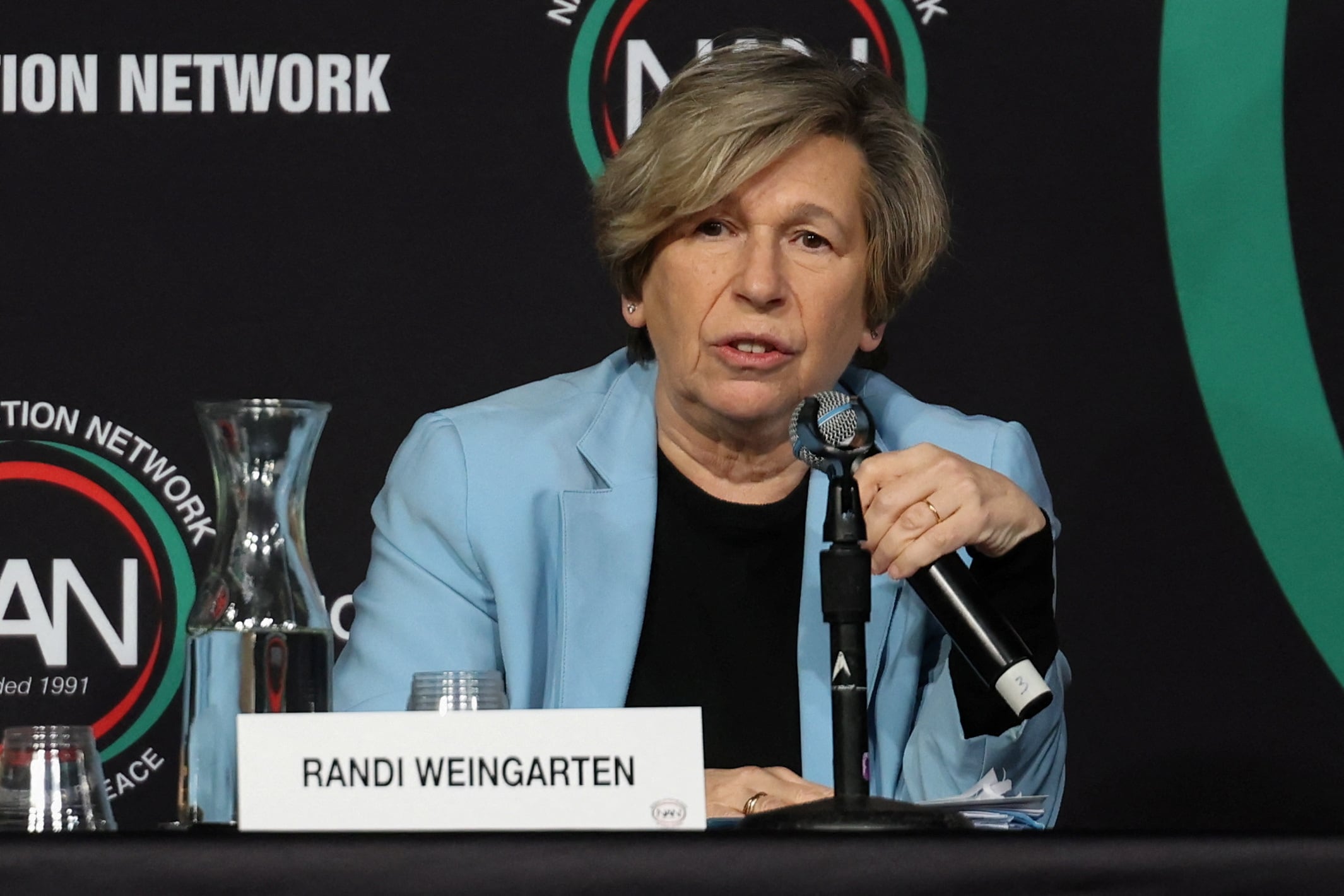 La Federación Estadounidense de Maestros exigió eliminar completamente el uso de pantallas y chatbots en la educación primaria, según Randi Weingarten (REUTERS/Kylie Cooper)