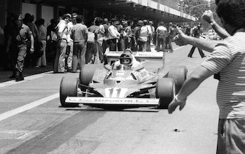 El Lole Reutemann con la Ferrari y detrás asoman efectivos militares (Gentileza Alejandro de Brito)