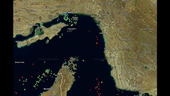 Mapa satelital del Estrecho de Ormuz que muestra el terreno circundante y puntos de colores que representan el tráfico de barcos en el agua