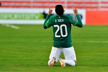 Ramiro Vaca de Bolivia celebra un gol hoy, en un partido de las eliminatorias sudamericanas para el Mundial de Catar 2022 entre Bolivia y Perú en el estadio Hernando Siles en La Paz (Bolivia). EFE/ Aizar Raldés POOL