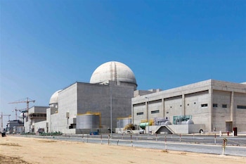 Fotografía de archivo de la central nuclear de Barakah, en el desierto occidental de Abu Dabi, durante su construcción. El domingo, un dron atacó un generador eléctrico en las afueras de la planta, la primera y única central nuclear de la Península Arábiga. (Arun Girija/Emirates Nuclear Energy Corporation/WAM vía AP, archivo)