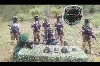 En un video, presuntos integrantes del CJNG acusaron que el secuestro había sido por un grupo rival y acusaron a la Fiscalía de dar otra versión. (Captura de pantalla)