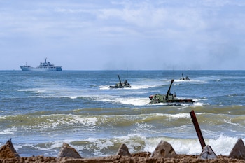 Blindados anfibios del EPL en Fujian. Pese al rearme de Beijing, informes del Pentágono señalan que China carece de los buques de desembarco necesarios para invadir la isla. (Foto: cnsphoto vía REUTERS)