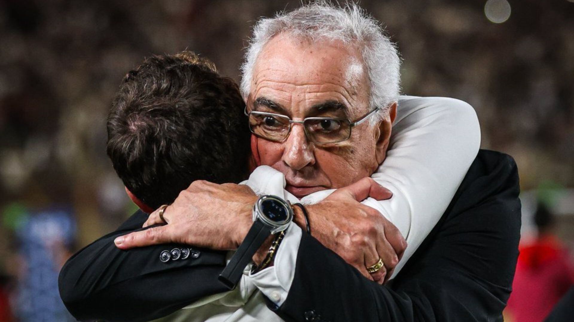 Jorge Fossati en un abrazo fraterno luego de cosechar un triunfo con Universitario. - Crédito: Liga 1