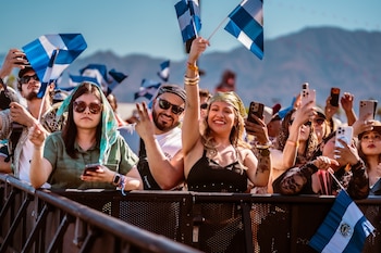 El público salvadoreño acompañó con entusiasmo a Los Hermanos Flores en su debut en Coachella. (Cortesía: Los Hermanos Flores Orquesta Internacional)