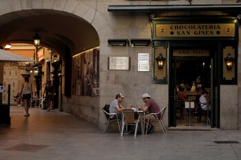 Dos personas sentadas en un