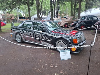 La reproducción de un Mercedes-Benz de DTM de 1992 de Klaus Ludwig