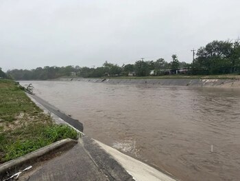 El Departamento de Bomberos de San Antonio confirmó el fallecimiento de una persona sin hogar durante las inundaciones mortales del 21 de abril
