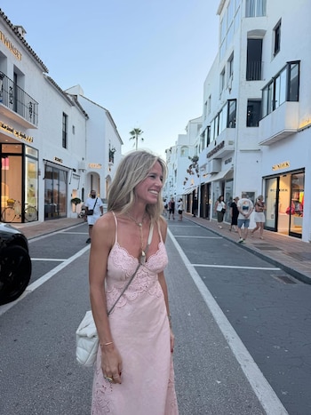 En Marbella, Mariana Fabbiani visitó Puerto Banús, caminó entre boutiques internacionales y compartió una comida frente al mar
