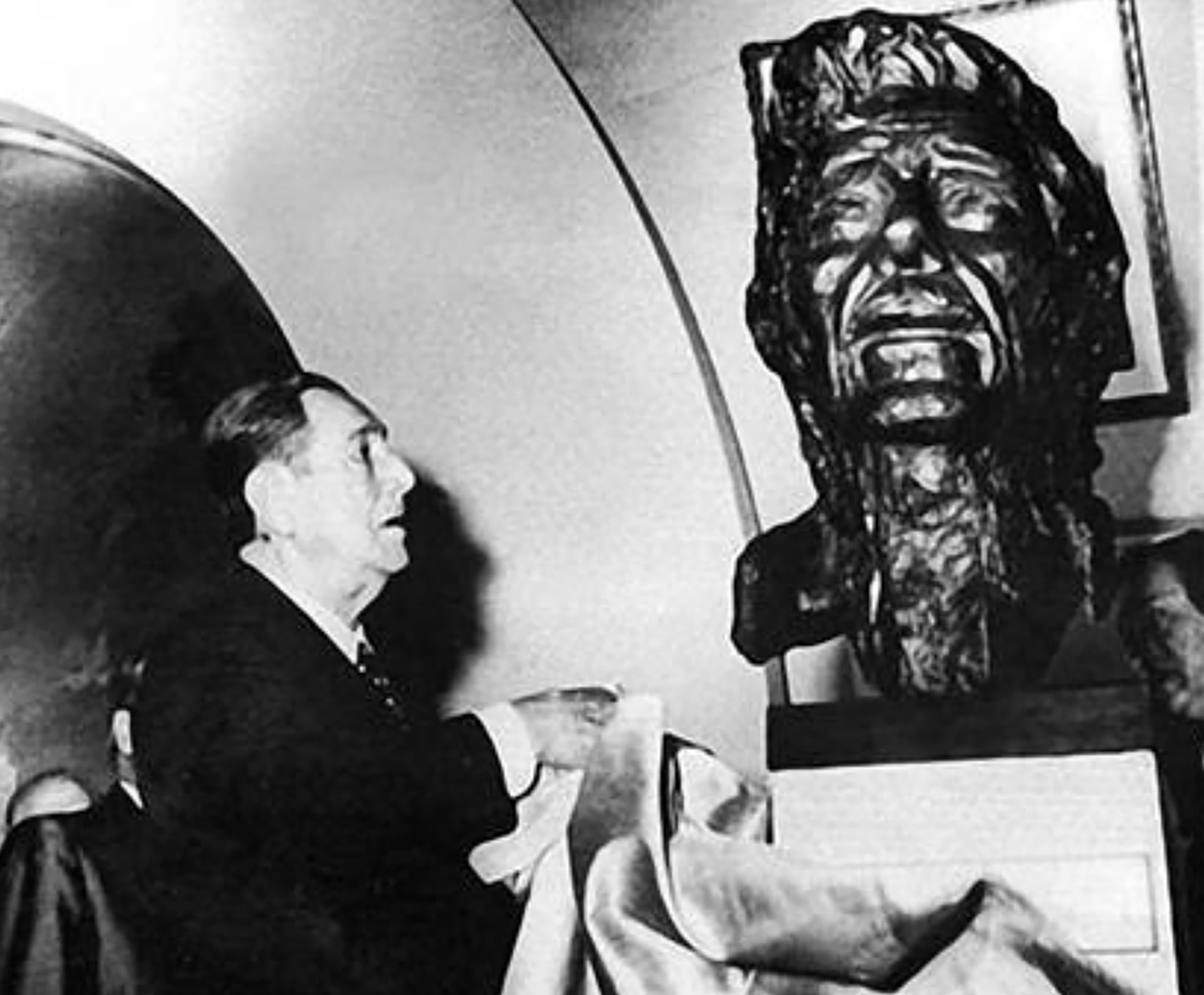 Juan Domigno Perón descubirendo un busto de José I. Rucci