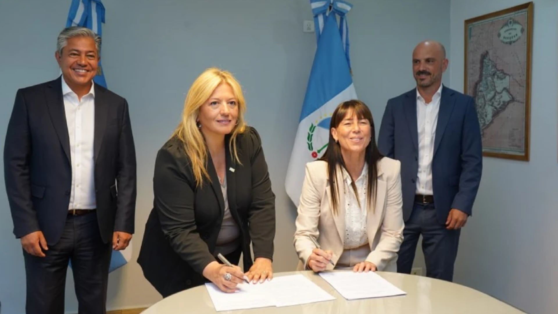 El gobernador Rolando Figueroa junto a la diputada Karina Maureira y a la senadora Julieta Corroza