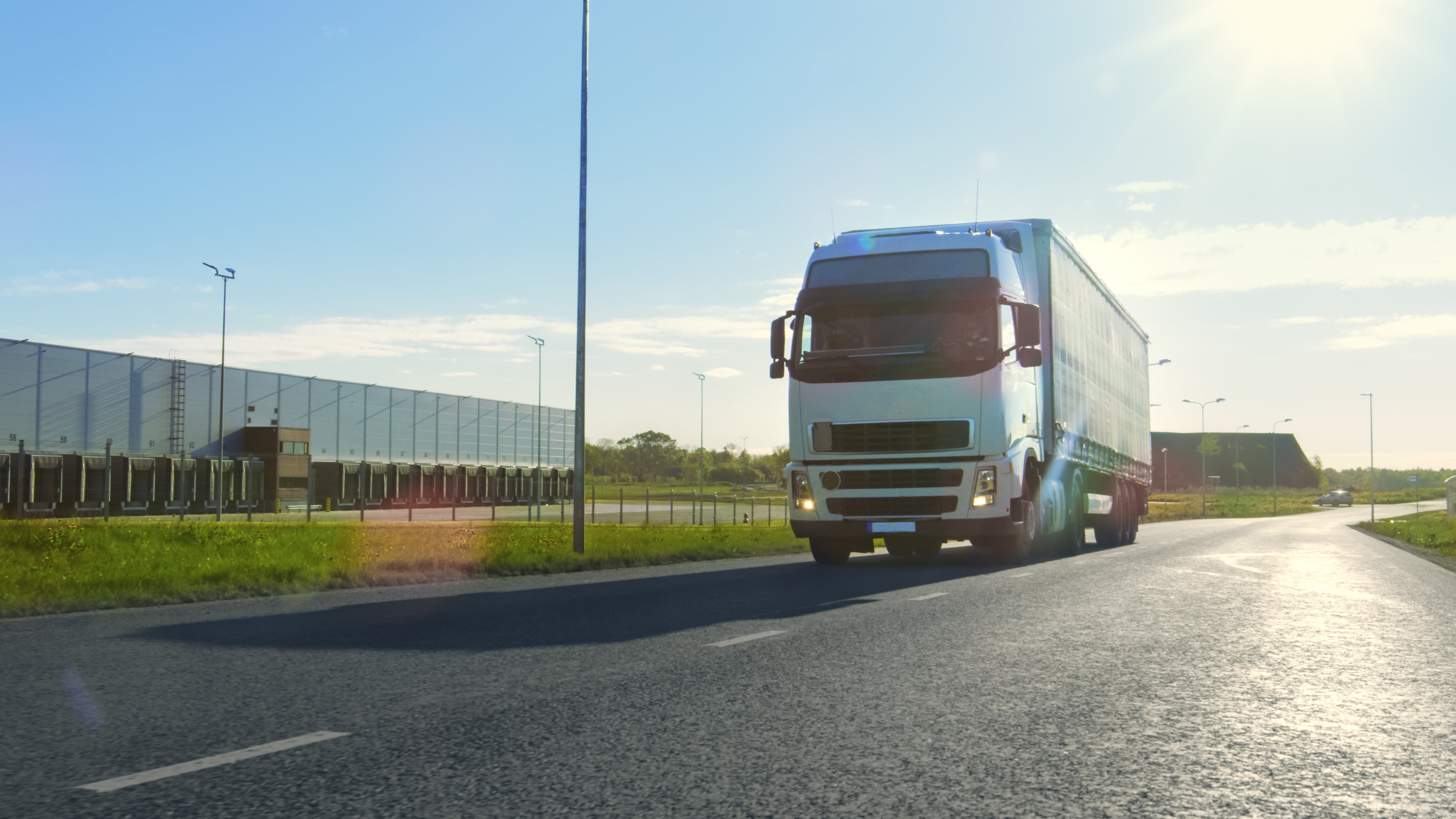 Los tractores de carretera para semirremolques también sufrieron una merma cercana al 45%, un indicio de menor renovación de flotas de carga terrestre en el corto plazo (Foto: Shutterstock)