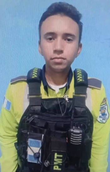 Un motociclista evadió un puesto de control en la Aldea Jardines y desencadenó una persecución policial en Puerto San José que terminó fatal para un agente de la PMT.