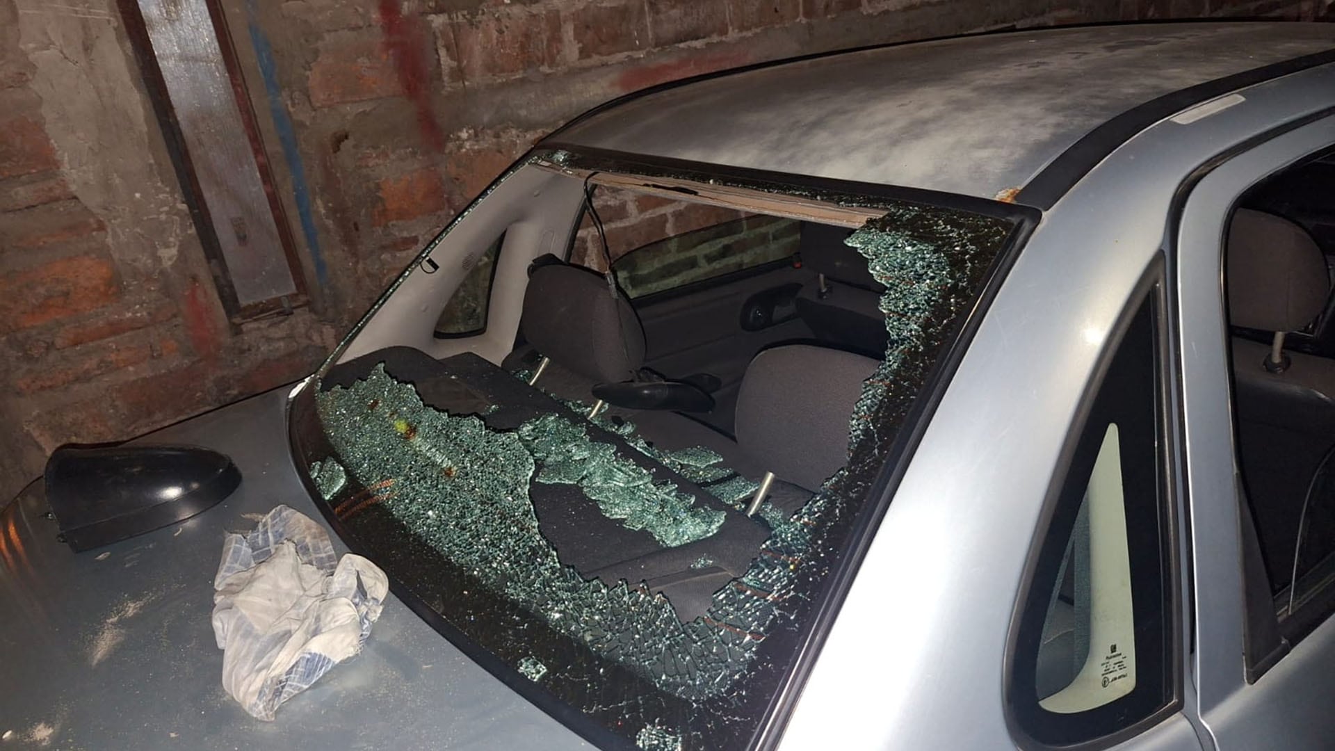 El Corsa gris, que habría sido usado para la balacera, con la luneta trasera rota