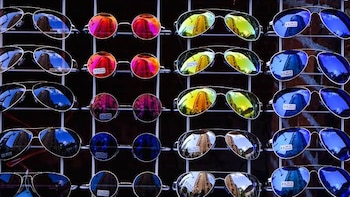 El aviso de los expertos sobre comprar gafas de sol baratas para este verano: deben estar homologadas, tener el certificado europeo y haber superado un control sanitario