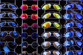 Gafas de sol en exposición (Pixnio)