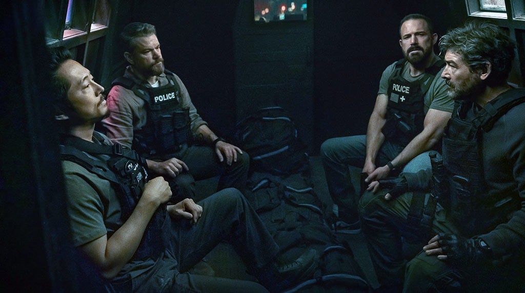 La película de Netflix muestra a un grupo de detectives tentados por millones de dólares vinculados a un cartel de drogas. (Créditos: Netflix)