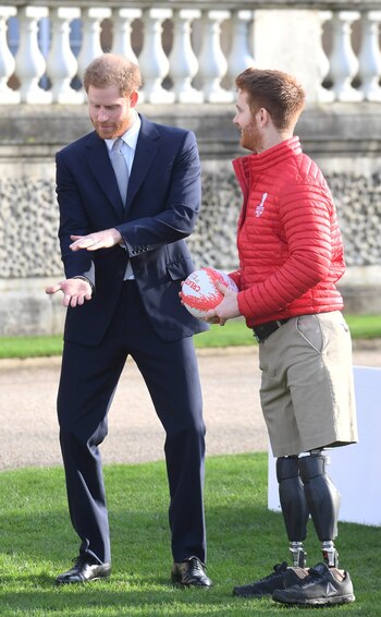 Harry gesticula mientras dialoga con