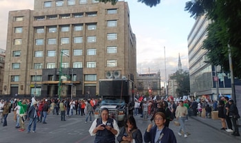 La marcha de las y los trabajadores del IMSS avanza rumbo al Zócalo por la Avenida Juárez.
Crédito: X/ @OVIALCDMX