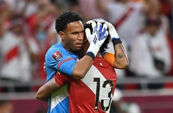 Renato Tapia abraza a Pedro