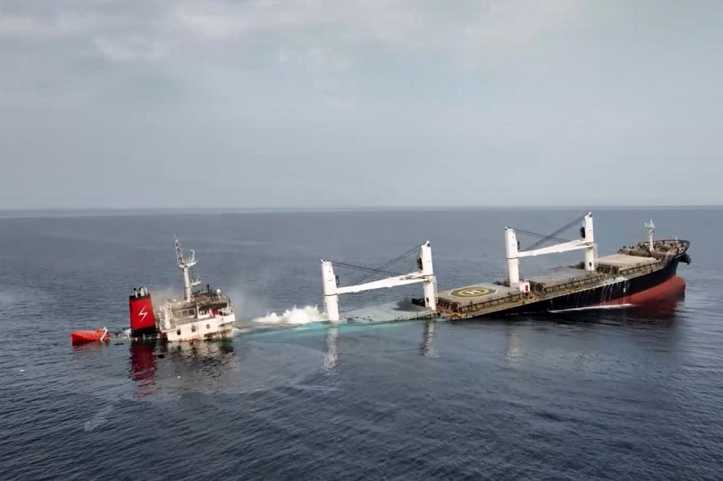 Los hutíes atacaron dos petroleros saudíes en el mar Rojo y abrieron un nuevo frente de conflicto en Medio Oriente